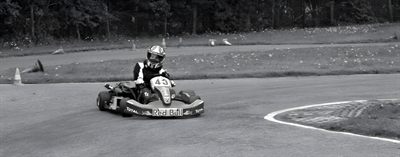 Shane als jonge coureur op de kartbaan, zwart-witfoto