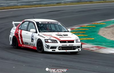 Shanes wedstrijdauto op het circuit in het Time Attack Championship